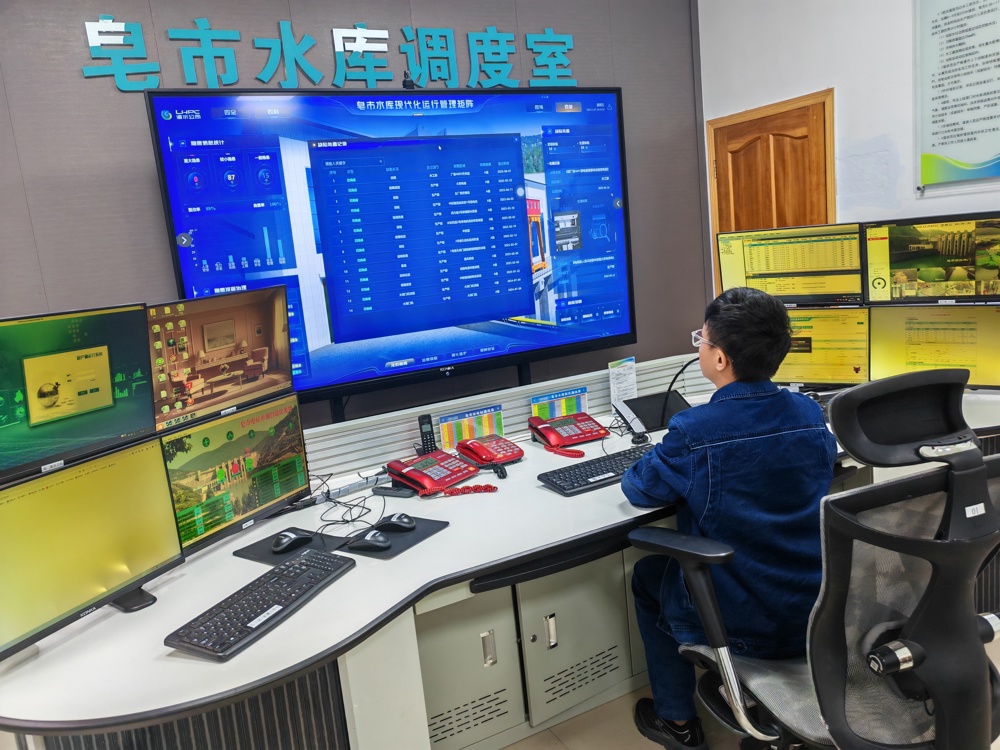 皂市电站水工人员运用数字孪生平台监测雨水情